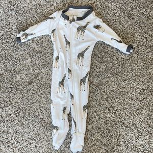 Like new Kyte baby printed zippered footie giraffe size newborn